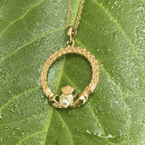 Colgante Claddagh de Oro sobre Plata de Ley