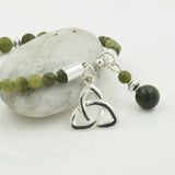Pulsera con abalorio de nudo celta Trinity y mármol de Connemara