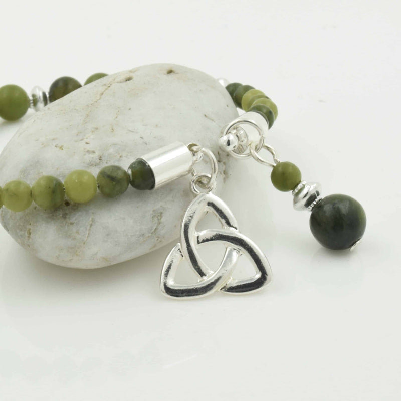Pulsera con abalorio de nudo celta Trinity y mármol de Connemara