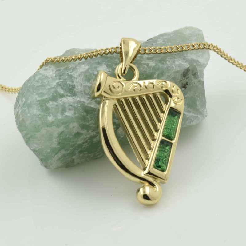 Collar con colgante de arpa y cristal verde chapado en oro