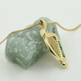 Collar con colgante de arpa y cristal verde chapado en oro
