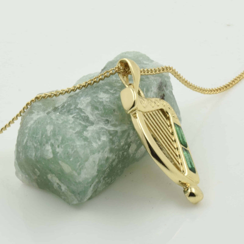 Collar con colgante de arpa y cristal verde chapado en oro