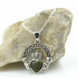 Collar Claddagh de mármol de Connemara