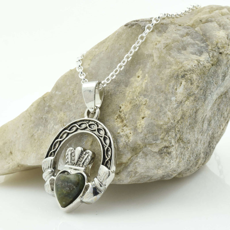 Collar Claddagh de mármol de Connemara