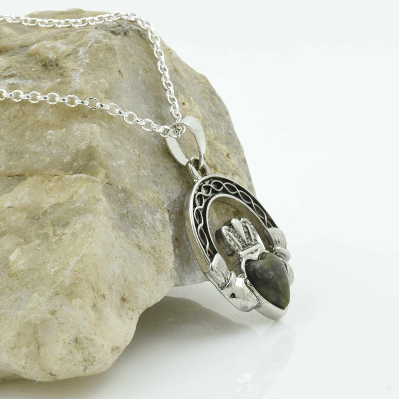 Collar Claddagh de mármol de Connemara