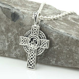 Collar cruz Claddagh de plata de ley