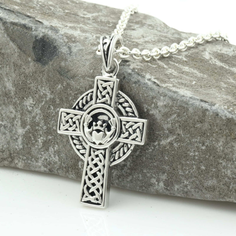 Collar cruz Claddagh de plata de ley