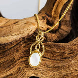 Collar de nudo de la trinidad irlandesa de nácar de oro vermeil de 14 quilates