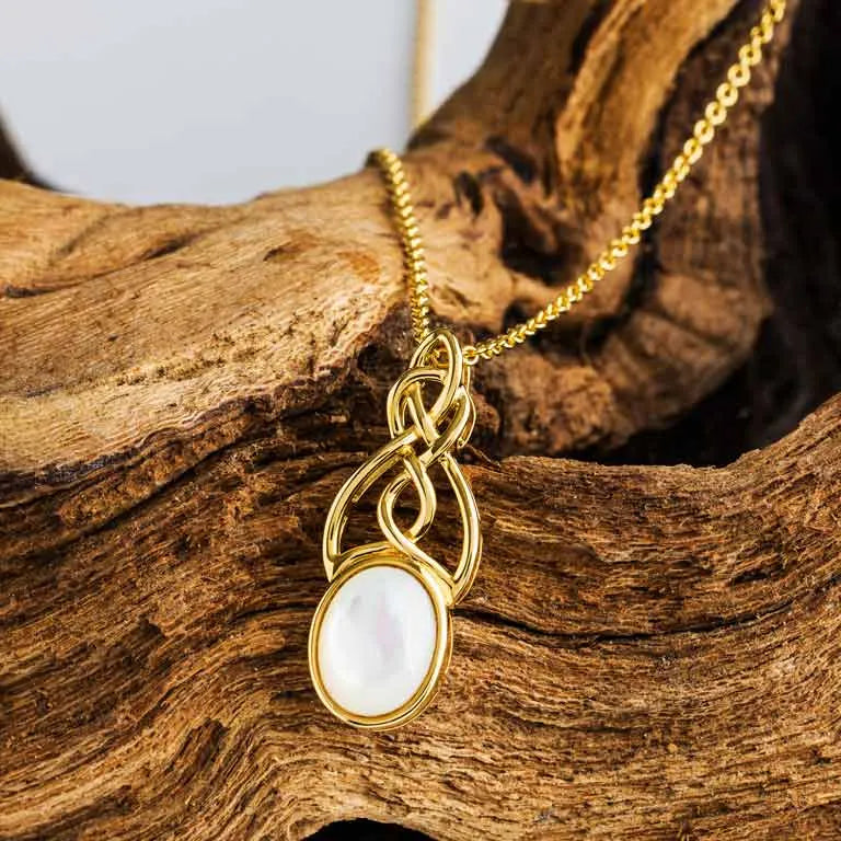 Collar de nudo de la trinidad irlandesa de nácar de oro vermeil de 14 quilates
