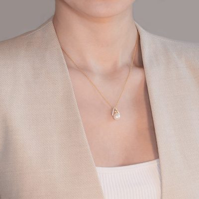 Colgante Nudo de la Trinidad con Perla, en Vermeil de Oro de 14K, tachonado con Circonitas Cúbicas Blancas