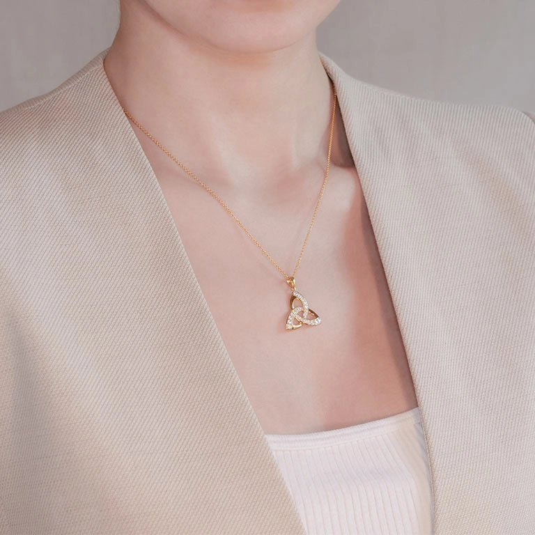 Colgante de nudo de la trinidad de oro vermeil de 14 KT con circonitas cúbicas blancas
