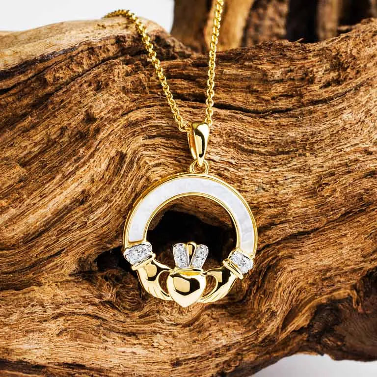 Collar Claddagh de Nácar con Zirconia Cúbica Blanca de Vermeil de Oro de 14 kt