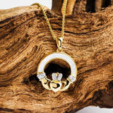 Collar Claddagh de Nácar con Zirconia Cúbica Blanca de Vermeil de Oro de 14 kt