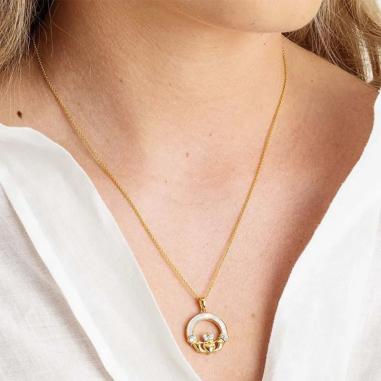 Collar Claddagh de Nácar con Zirconia Cúbica Blanca de Vermeil de Oro de 14 kt