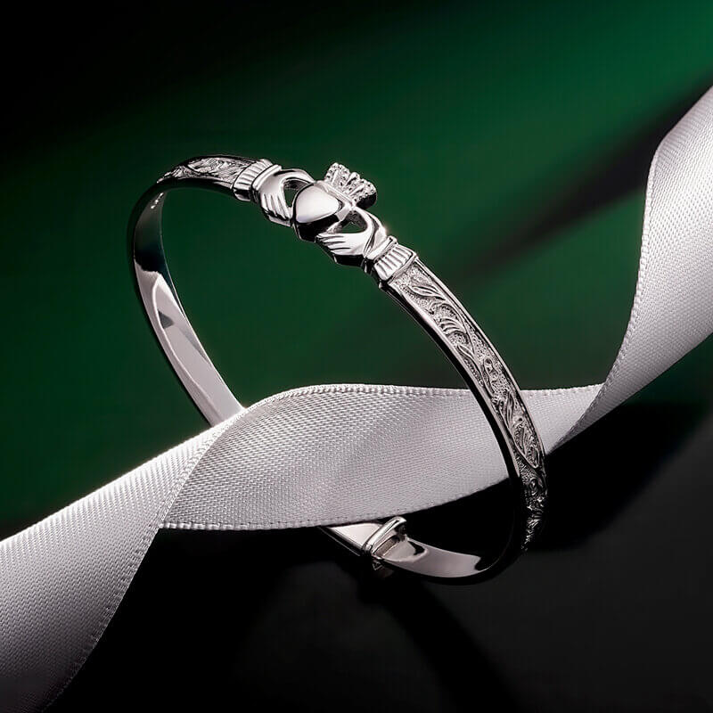 Brazalete infantil celta Claddagh de plata