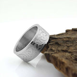 Anillo con nudo celta grabado en acero
