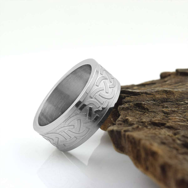 Anillo con nudo celta grabado en acero