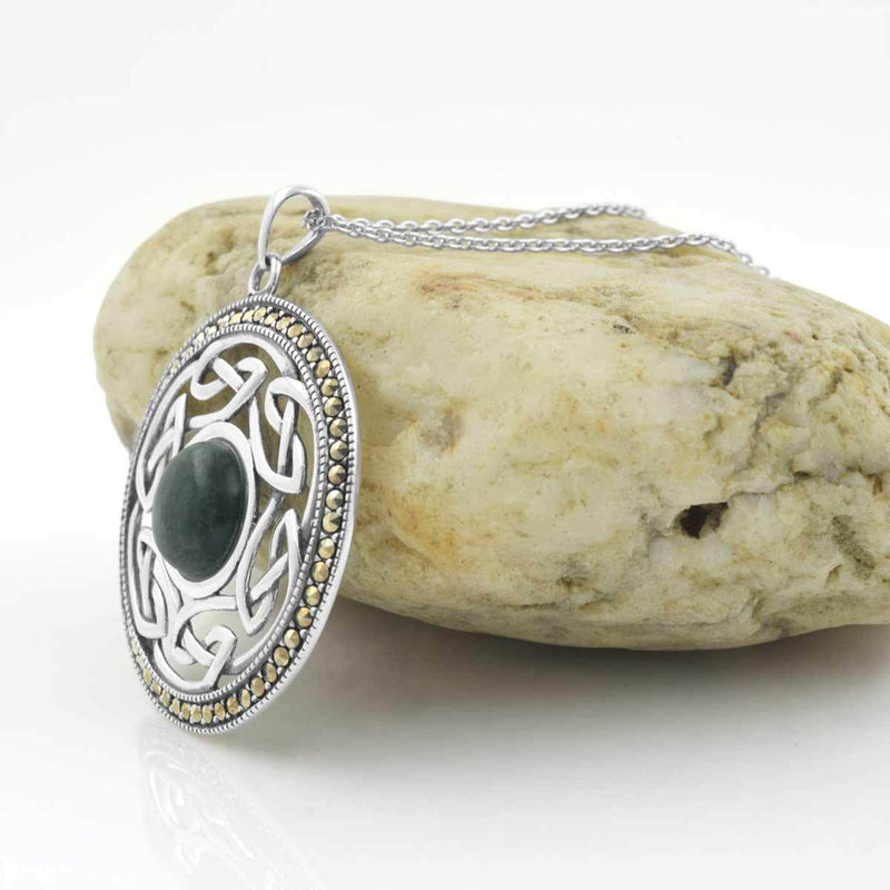 Collar de plata de ley con herencia celta y mármol de Connemara