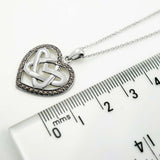 Collar con nudo celta en forma de corazón
