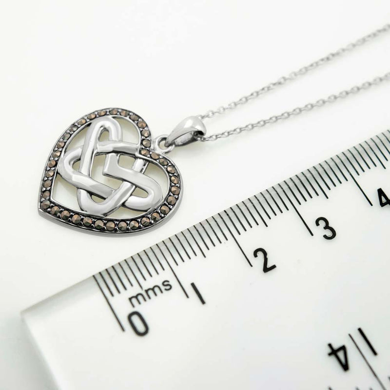 Collar con nudo celta en forma de corazón