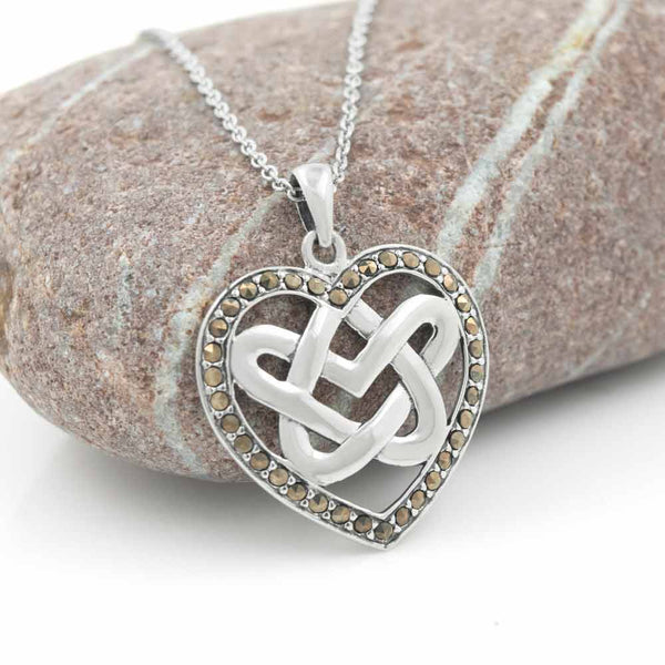 Collar con nudo celta en forma de corazón