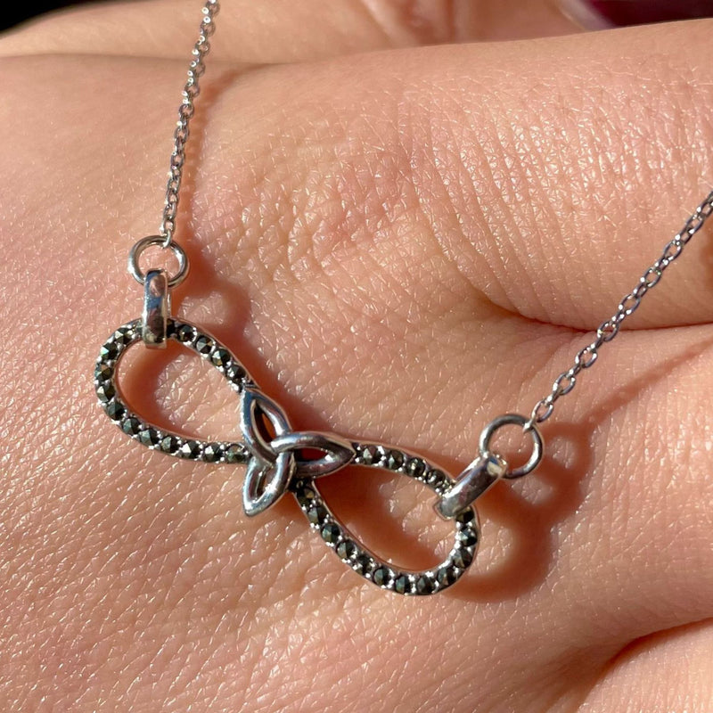 Collar de plata esterlina con nudo celta del infinito
