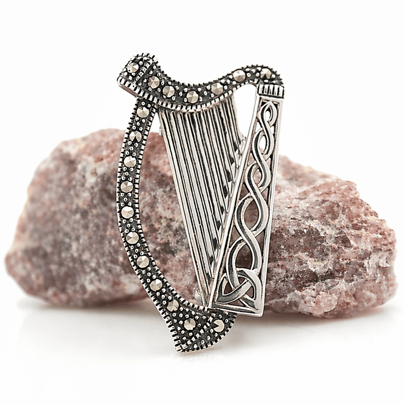Broche de arpa de marcasita plateada