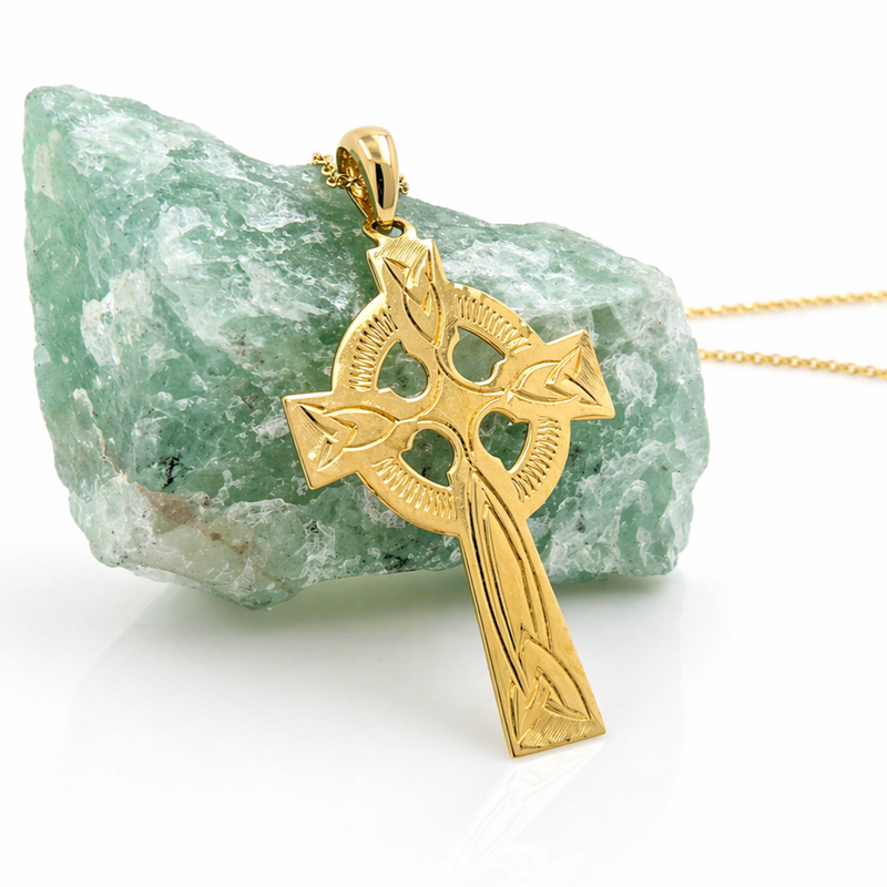 Cruz celta grabada a mano en oro de 14k