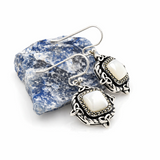 Pendientes de perlas con nudo de la trinidad y elegancia eterna