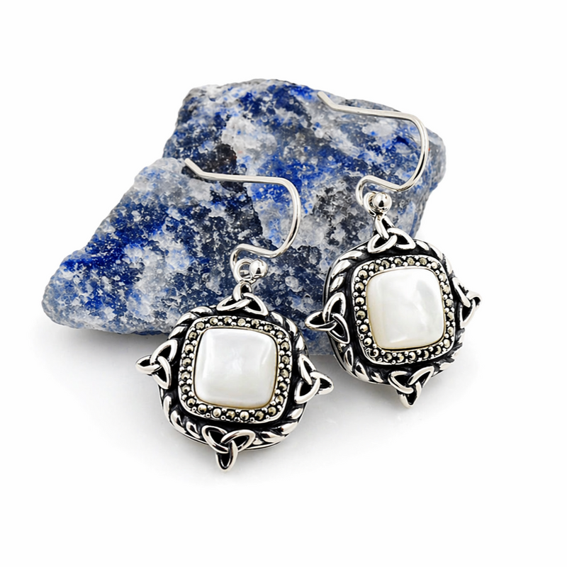 Pendientes de perlas con nudo de la trinidad y elegancia eterna