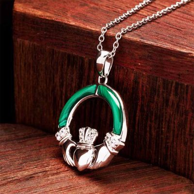 Colgante Claddagh de plata de ley con malaquita verde