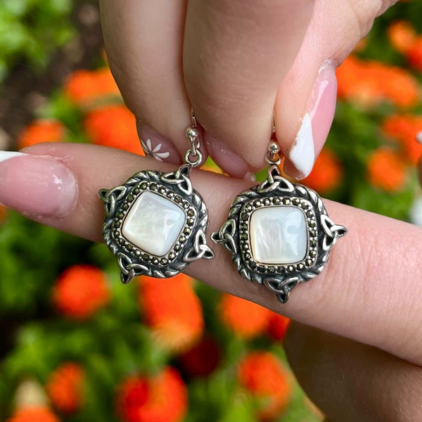 Pendientes de perlas con nudo de la trinidad y elegancia eterna