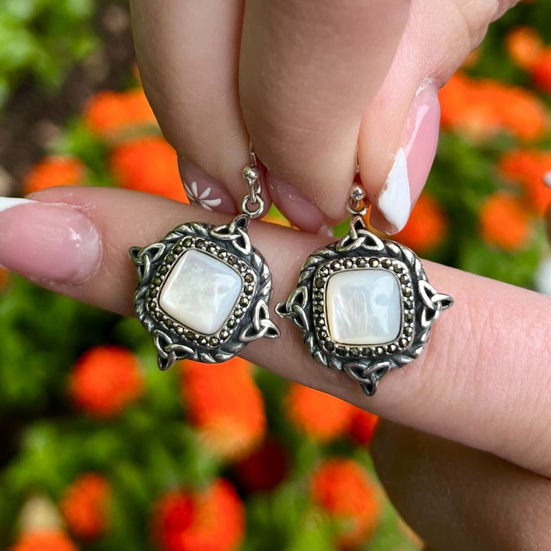 Pendientes de perlas con nudo de la trinidad y elegancia eterna