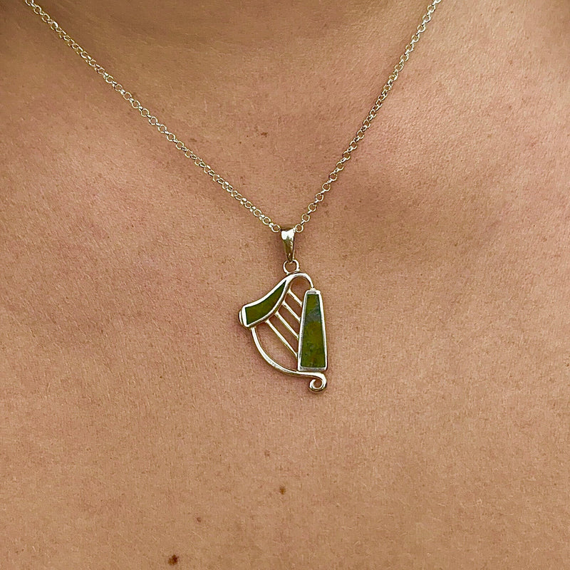 Colgante de plata de la arpa irlandesa de mármol de Connemara