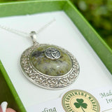 Colgante de plata nudo celta Trinity de mármol de Connemara
