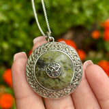 Colgante de plata nudo celta Trinity de mármol de Connemara