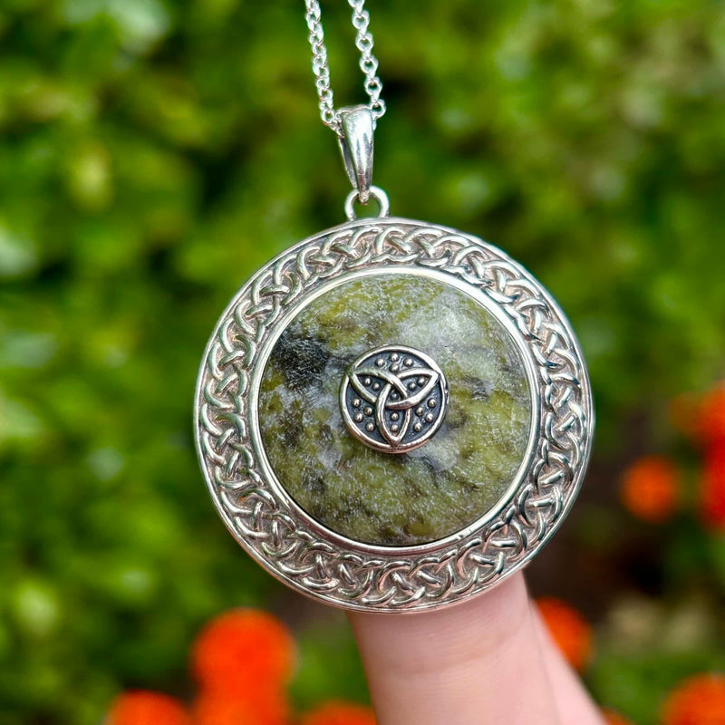 Colgante de plata nudo celta Trinity de mármol de Connemara