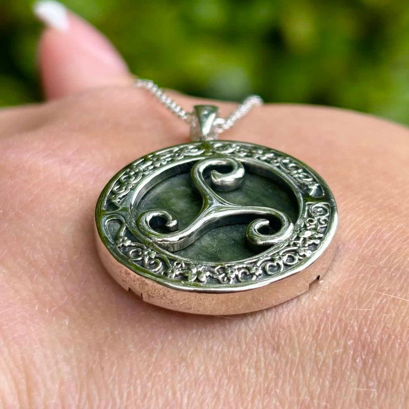 Collar de trisquel de mármol de Connemara plateado