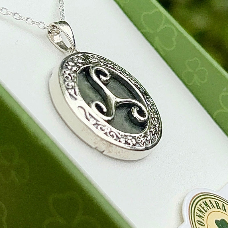 Collar de trisquel de mármol de Connemara plateado