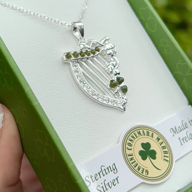 Colgante de mármol de Connemara plateado con arpa irlandesa