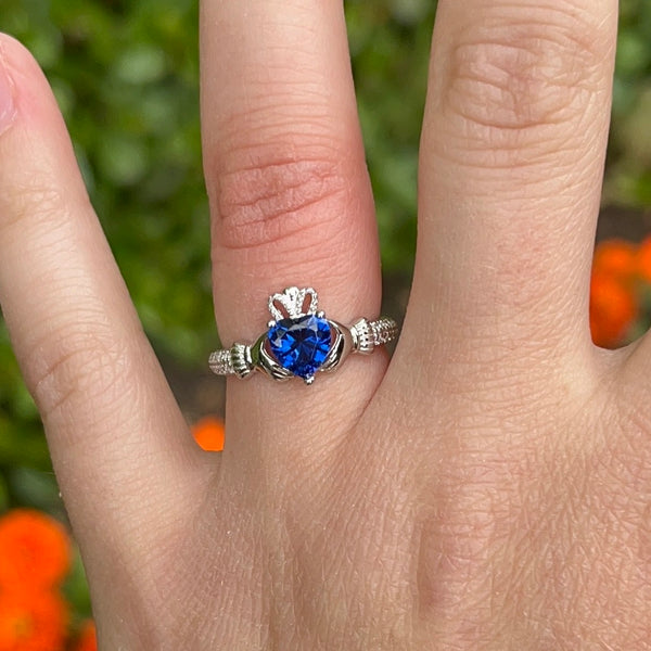 Anillo Claddagh con la piedra natal de septiembre