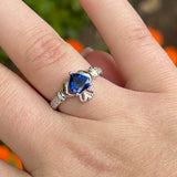 Anillo Claddagh con la piedra natal de septiembre