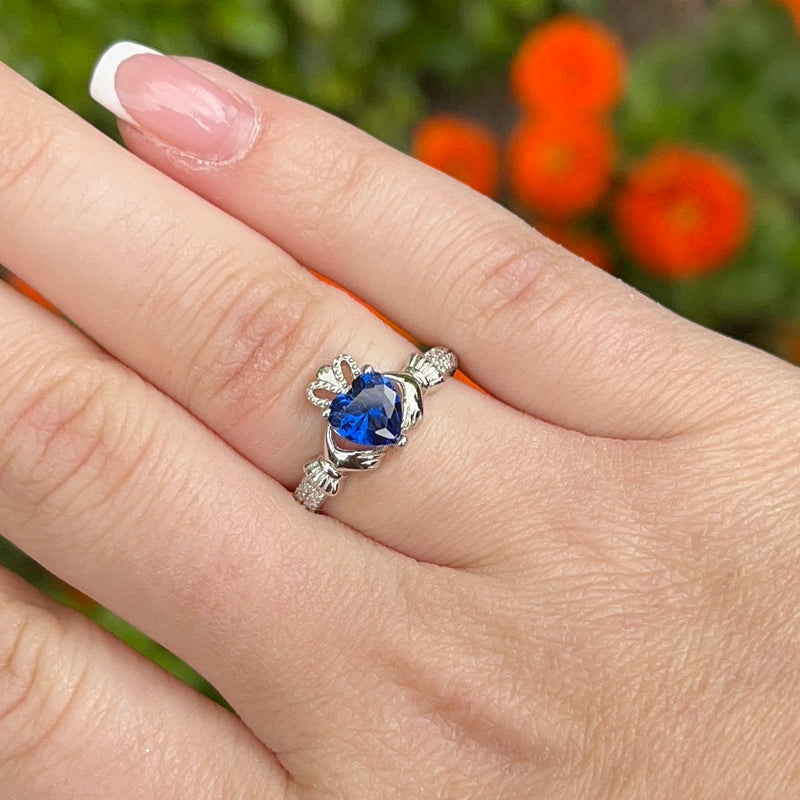 Anillo Claddagh con la piedra natal de septiembre