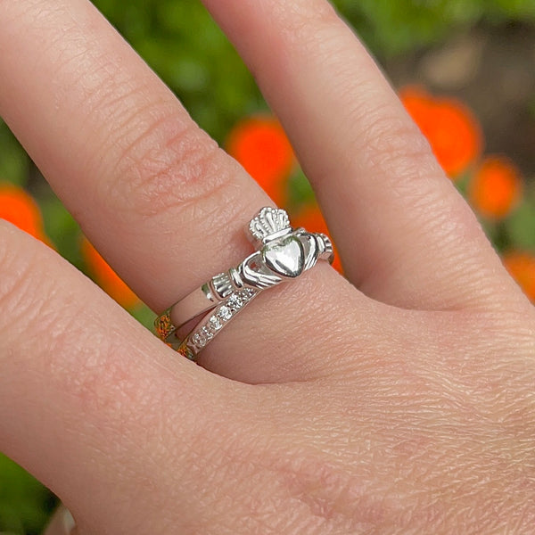 Anillo Claddagh de Plata de Ley con Beso