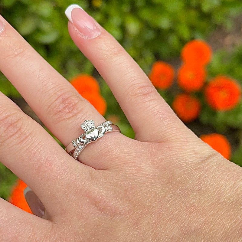Anillo Claddagh de Plata de Ley con Beso