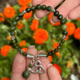 Pulsera con abalorio de nudo celta Trinity y mármol de Connemara