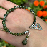 Pulsera con abalorio de nudo celta Trinity y mármol de Connemara