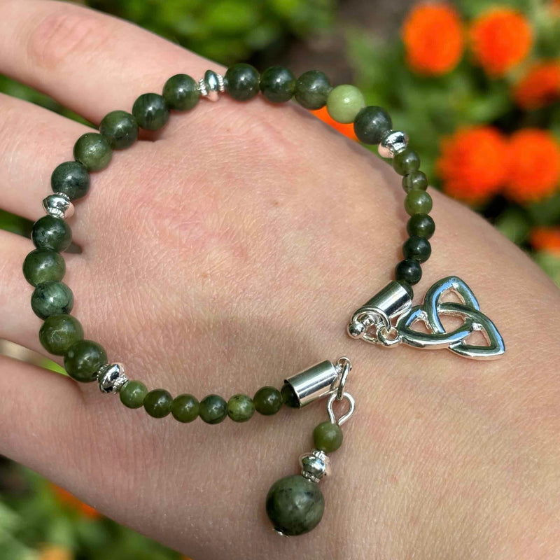Pulsera con abalorio de nudo celta Trinity y mármol de Connemara
