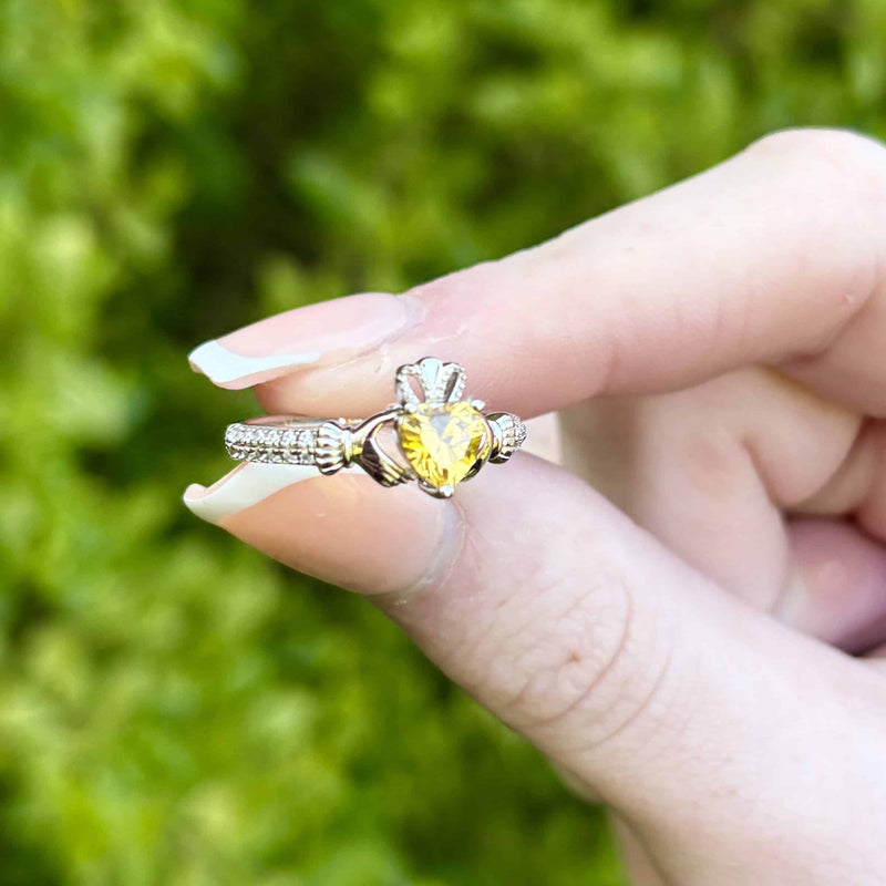 Anillo Claddagh de noviembre con piedra de nacimiento