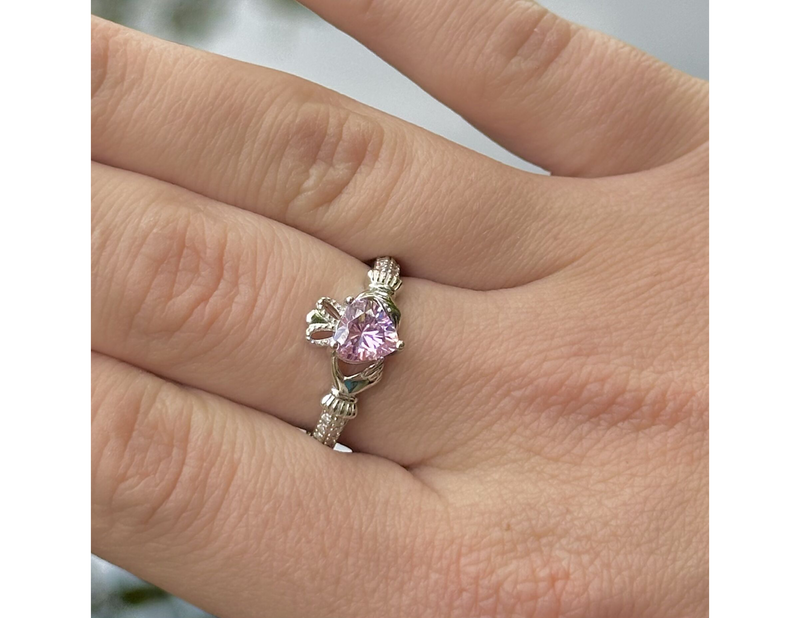 Anillo de junio con piedra de nacimiento Claddagh